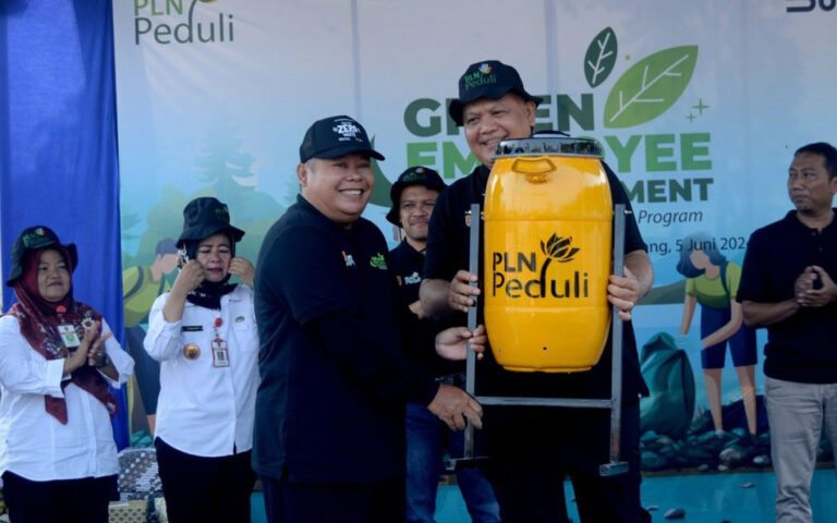 PLN Percantik Pantai Mangunharjo Untuk Dukung Pariwisata