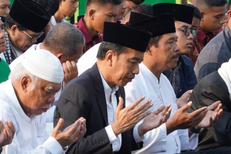 Jokowi Salat Idul Adha dan Serahkan Kurban Sapi di Semarang, Ita: Ini Jadi Penyemangat Bagi Masyarakat