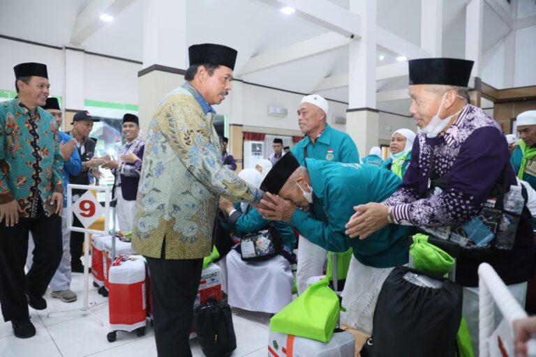 Nana Sambut Kedatangan Jemaah Haji Kloter I Embarkasi Solo