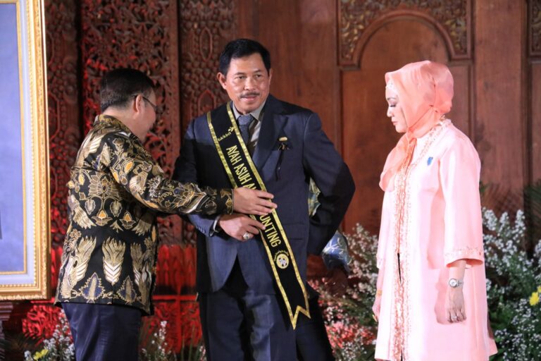 Nana Sudjana Peroleh Anugerah Dharma Karya Kencana