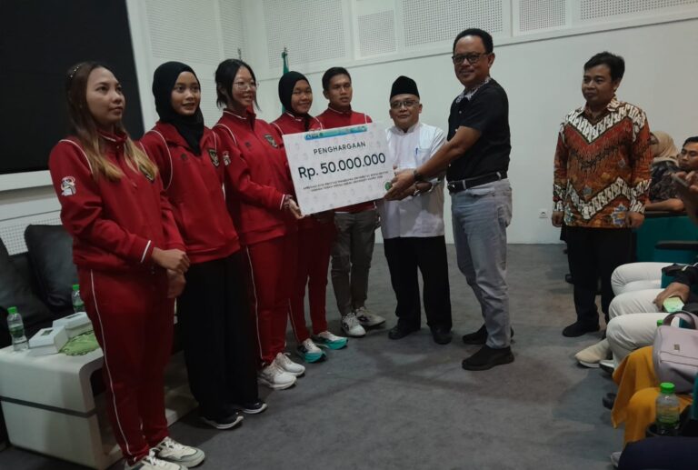 Unwahas Beri Dana Pembinaan Pada Mahasiswa Peraih Medali AUG 2024