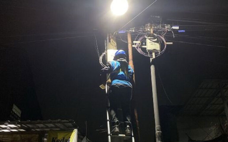 PLN Icon Plus Tertibkan Kabel Fiber Optik Ilegal di Tiang PLN