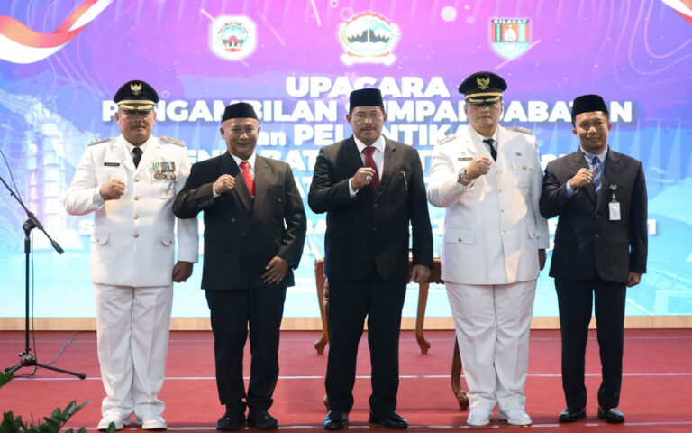 Nana Sudjana Resmi Lantik Pj Bupati Pati dan Cilacap