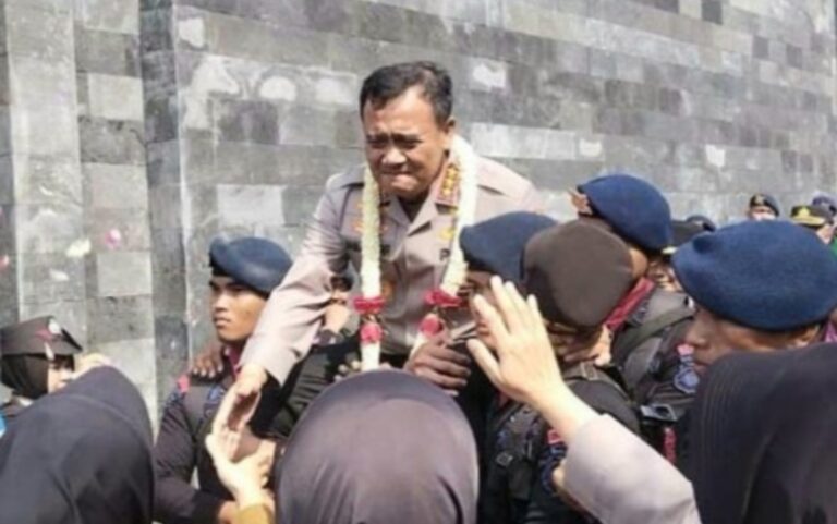 Suasana Haru Iringi Perpisahan Mantan Kapolda Jateng