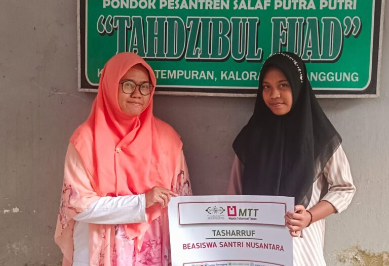 LAZISNU dan MTT Telkomsel  Jateng/DIY Serahkan Beasiswa Kepada Puluhan Santri Temanggung