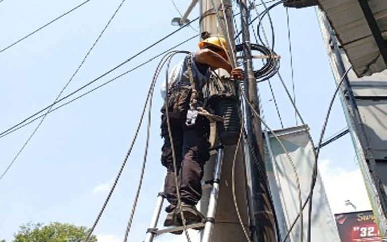 PLN Icon Plus Rapikan dan Simplikasi Kabel Fiber Optik di Rembang