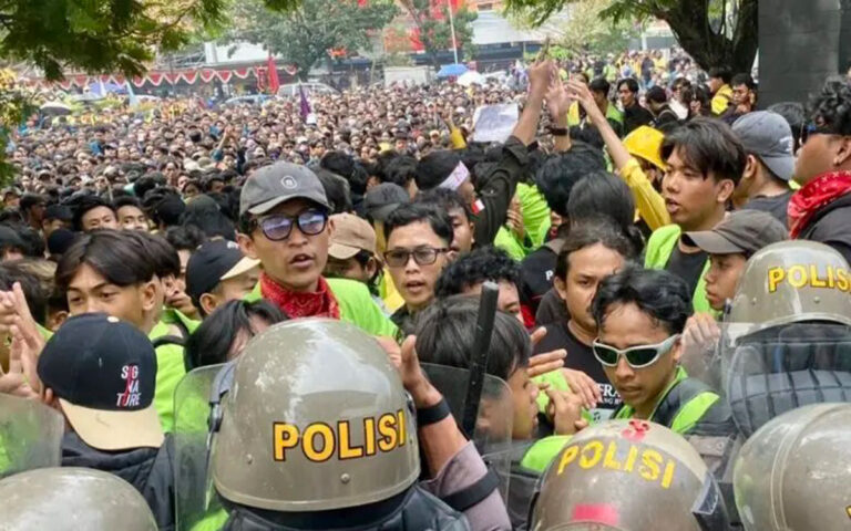 Aksi Demo Ribuan Mahasiswa di Semarang Berakhir Ricuh