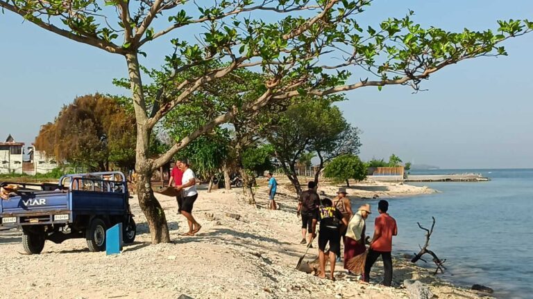 Pantai Bandengan Jepara Kembali Bersih, Kerahkan Puluhan Petugas Kebersihan