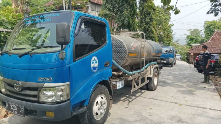 Pemkot Semarang Distribusikan Air Bersih di Wilayah Kekeringan Saat Musim Kemarau