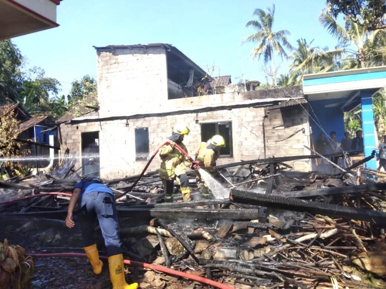 Kebakaran di Dusun Karang Pabelan, Sebuah Rumah Kayu Ludes Terbakar