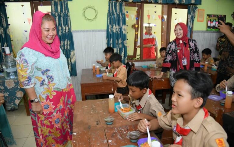 Dukung Program Makan Siang Bergizi, Mbak Ita Masak Menu Kekinian untuk Siswa SDN Sumurboto