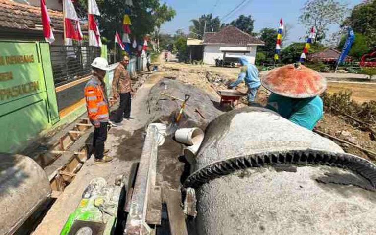 SIG Dukung Pembangunan Jalan di 6 Desa Rembang dan Blora