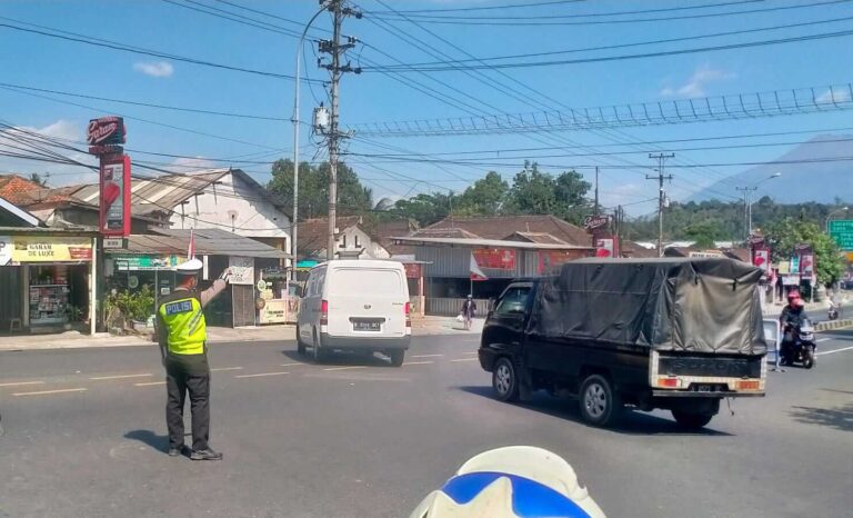 Kepadatan Arus Libur Panjang, Polres Semarang Atasi Kemacetan Simpang Taman Bawen