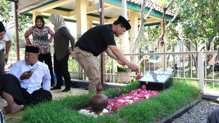 Ziarah di Makam Pracimaloyo, Ahmad Luthfi Doakan Mendiang Istri