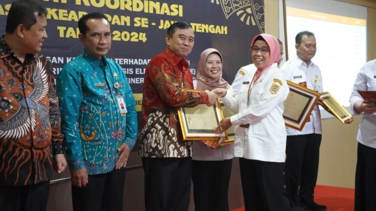 Pemkot Semarang Raih Penghargaan Pengawasan Kearsipan Terbaik se-Jateng