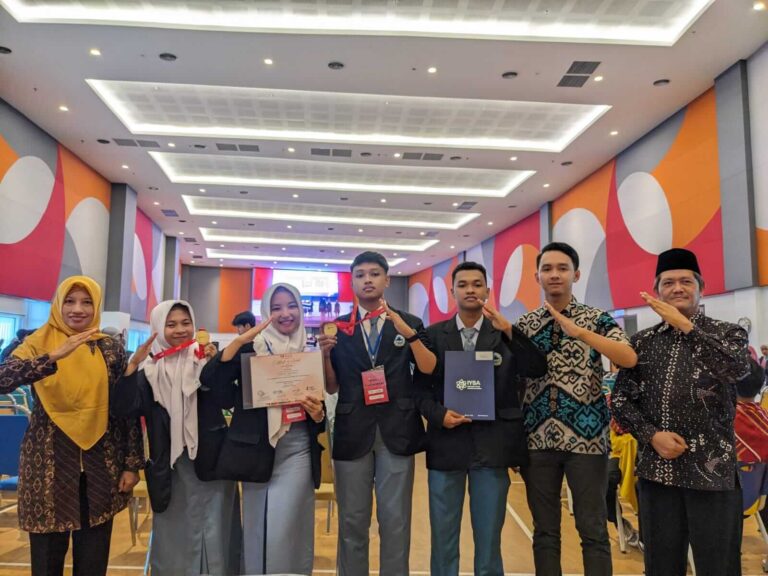 Tim Riset MAN Demak Raih Gold Medal dalam WICE 2024
