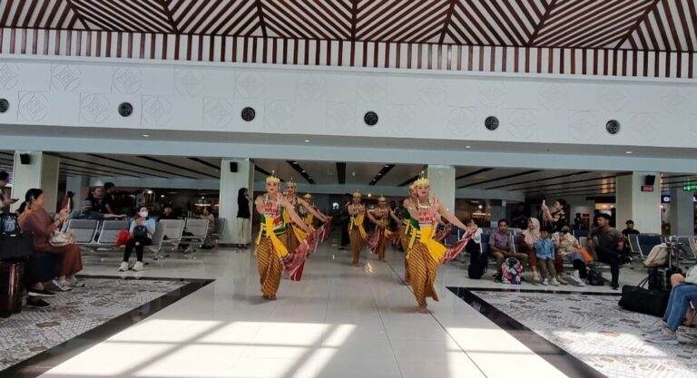 Peringati Hari Pelanggan Nasional, Adi Soemarmo Manjakan Penumpang dengan Budaya Mangkunegaran