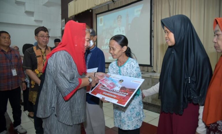 Wujud Tresno, Wali Kota Semarang Serahkan Santunan Kematian