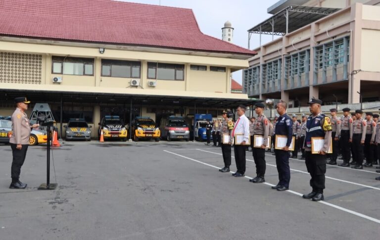 AKBP Ike Beri Penghargaan Kepada Lima Personel Berprestasi Polres Semarang 
