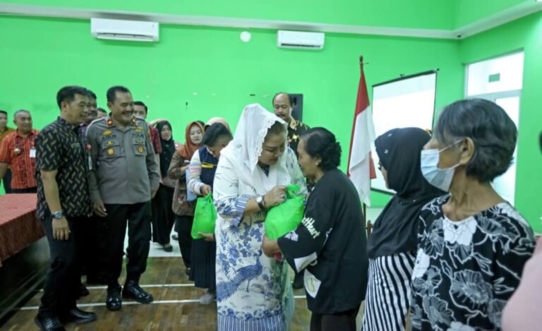 Mbak Ita Salurkan BLT DBHCHT dan Semarang Berbagi: Bisa Tingkatkan Kesejahteraan