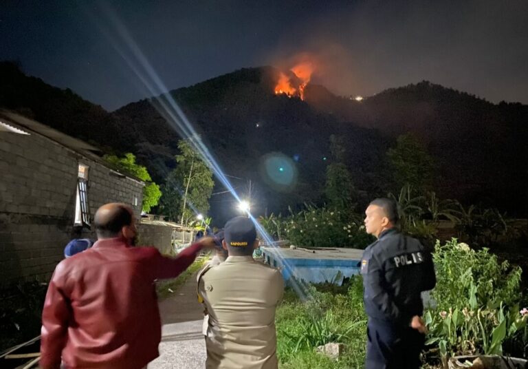 Tim Gabungan Padamkan Kebakaran di Gunung Telomoyo, Polda Jateng Tegaskan Tidak Ada Korban