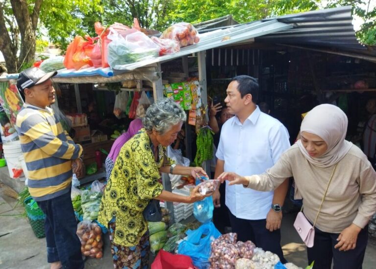 Hendi Kunjungi Pasar Ngaliyan, Nglarisi Sambil Dengarkan Curhatan Pedagang