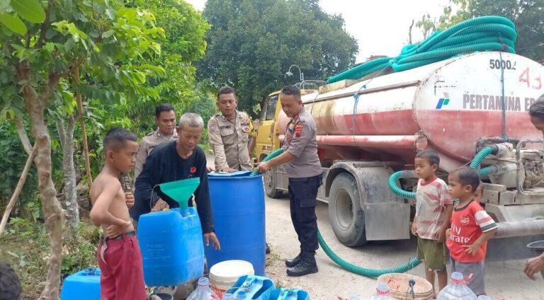 Polsek Ngawen Bersama PWI Blora dan Mitra FIF Salurkan Air Bersih untuk Warga Desa Sendangagung