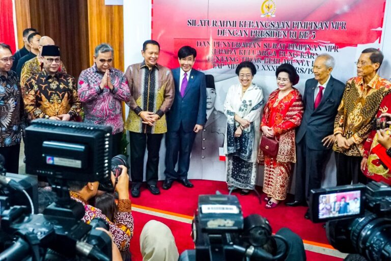 Pimpinan MPR Kawal Pemulihan Nama Baik Soekarno