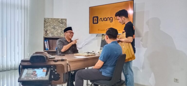Iswar Aminuddin Tertawa Lepas saat Diroasting Anak Muda Semarang