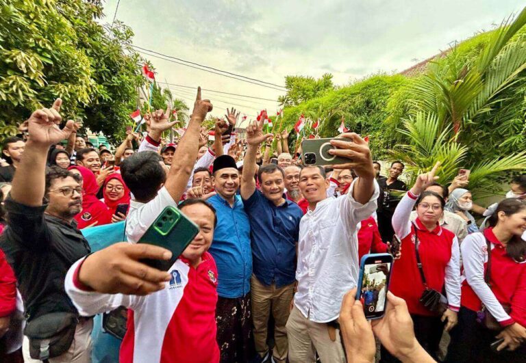 Pasangan Luthfi-Yasin Bareng Warga Kompak Tunggu Kehadiran Jokowi di Rumah Solo