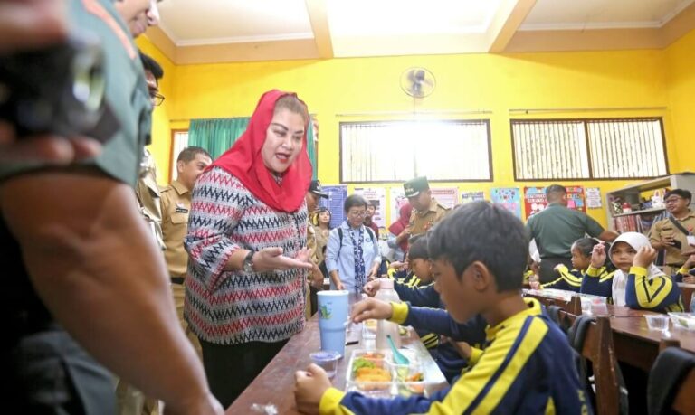 Mbak Ita Pastikan Menu Makan Siang Bergizi di Sekolah-sekolah Kota Semarang