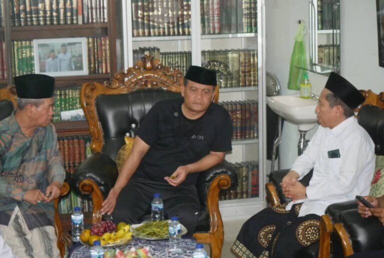 Kunjungi Ponpes Al Ittihaad Banyumas, Cagub Ahmad Luthfi Peroleh Titipan Amanah
