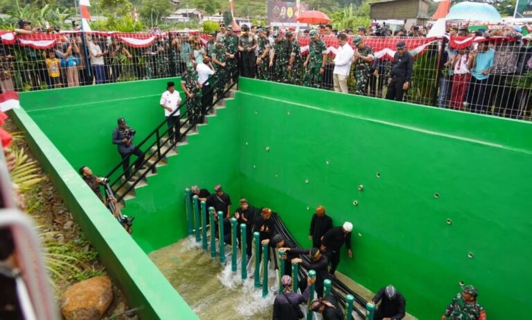 Pangdam IV/Diponegoro Dampingi Panglima TNI Resmikan Pompa Hidram di Banyumas