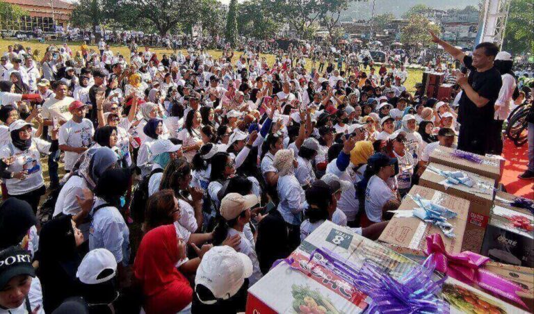 Meski Kondisi Tak Fit, Cagub Ahmad Luthfi Sapa Warga di Alun-Alun Bung Karno