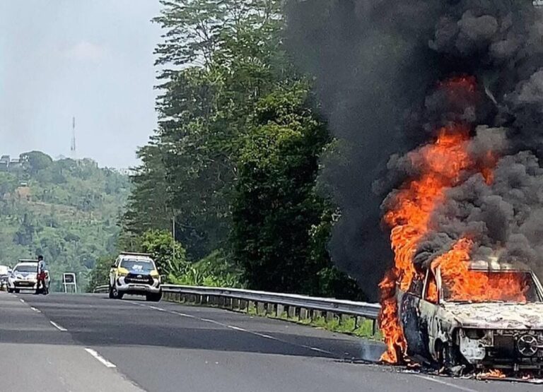 Minibus Terbakar di Tol Ungaran Diduga Akibat Konsleting Mesin