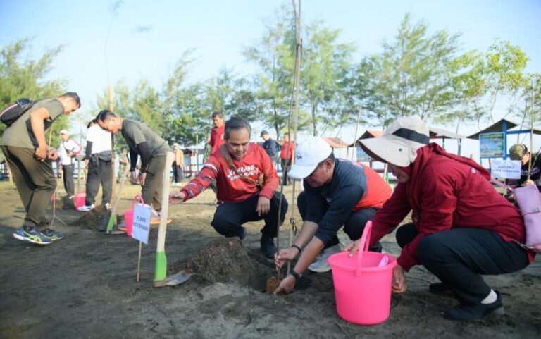 Jaga Kelestarian Lingkungan, Pemkot Semarang Bersih-bersih Pantai Tirang