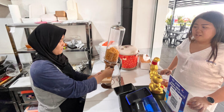 Ketika Ayam Goreng Kremesan Melimpah Bertemu Sambal Hijau Pedas