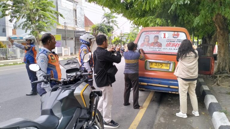 Petugas Gabungan Bersihkan APK di Kota Semarang