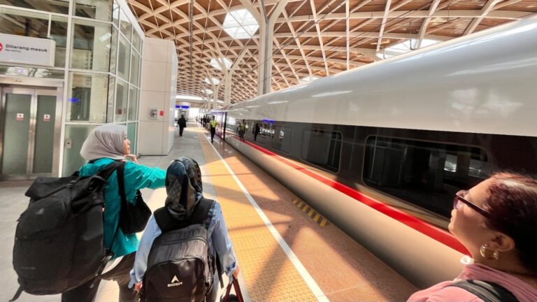 Lengah Dikit Sampai Bandung dengan Whoosh