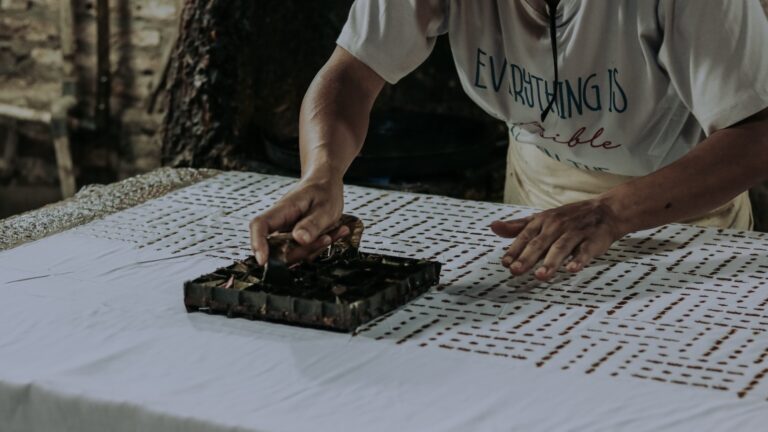 Jenama batik asal Bandung, Dama Kara, menggandeng teman istimewa disabilitas dalam produksi. Dok Shopee