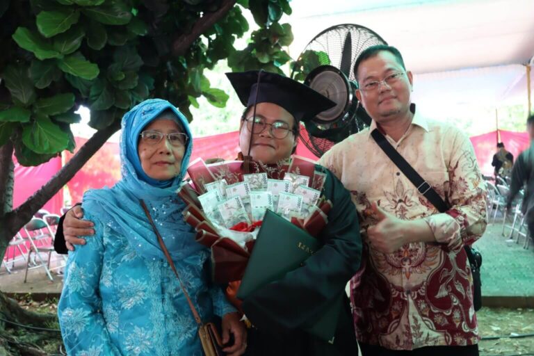 Kisah Inspiratif Wisudawan UIN Walisongo: Perjuangan Muhammad Amin Hambali, Tunanetra Penuh Semangat yang Hobi Menulis