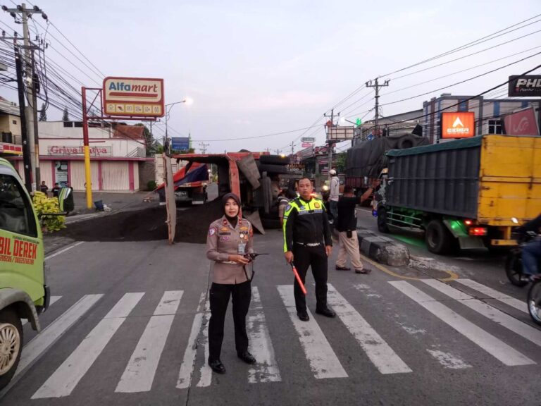 Kecelakaan di Jalan Diponegoro Ungaran, Truk Dump Muat Pasir Terguling