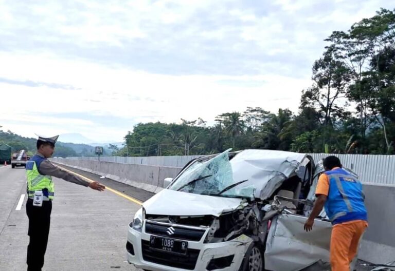 Kecelakaan di Tol Ungaran – Solo: Karimun Tabrak Truk, Satu Orang Tewas