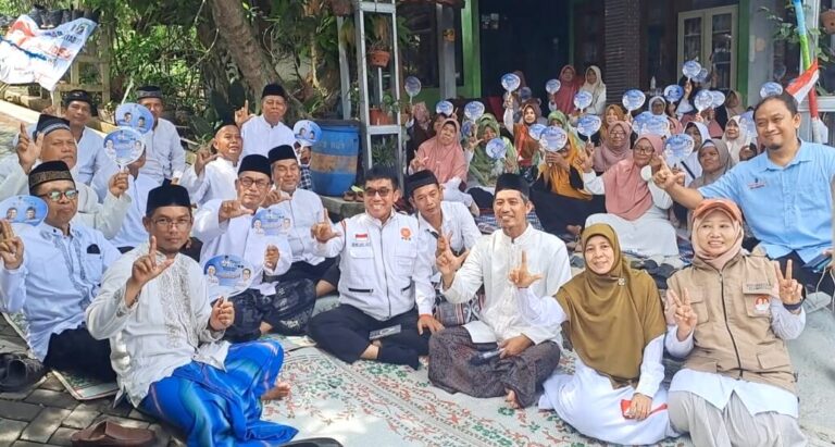 Punya Komitmen Perda Pesantren, Ratusan Santri Pesantren Lansia Nyatakan Dukung Yoyok-Joss