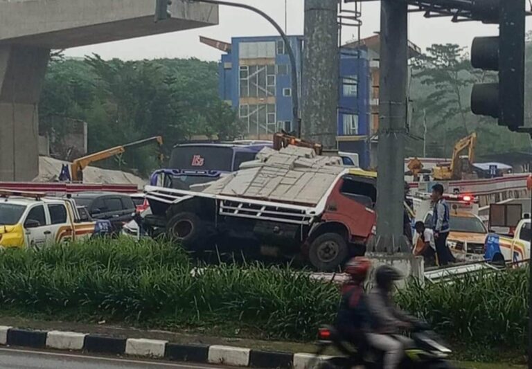 Rem Blong, Truk Muat Hebel Alami Kecelakaan di Exit Tol Bawen
