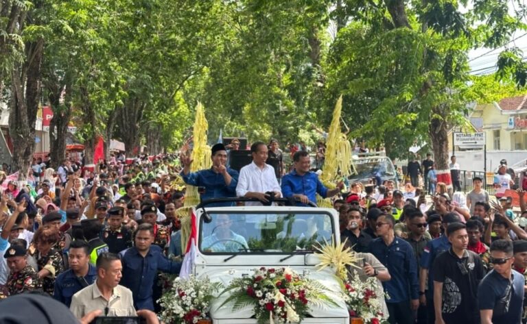 Ribuan Warga Grobogan Sambut Pawai Jokowi dan Luthfi-Yasin