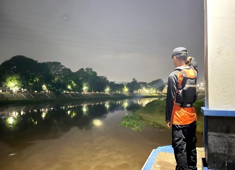 Asik Memancing, Mahasiswa Pelayaran Hanyut di Sungai Kaligarang