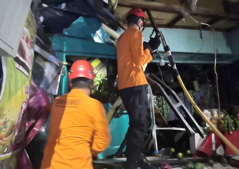 Basarnas Semarang Berhasil Mengevakuasi Sopir Truk yang Alami Kecelakaan di Ngaliyan