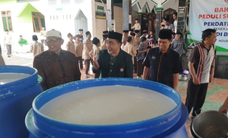 Peduli Peternak Sapi Perah Boyolali, IDI dan Perdatin Soloraya Beli 1000 Liter Susu Sapi Segar untuk Berbagi 