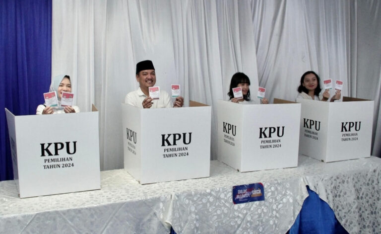 Yoyok Sukawi Bersama Keluarga Gunakan Hak Pilih di TPS 01 Kelurahan Wonotingal
